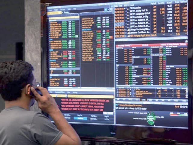 KSE-100 slips 0.27% to 165,966 as weak sentiment persists