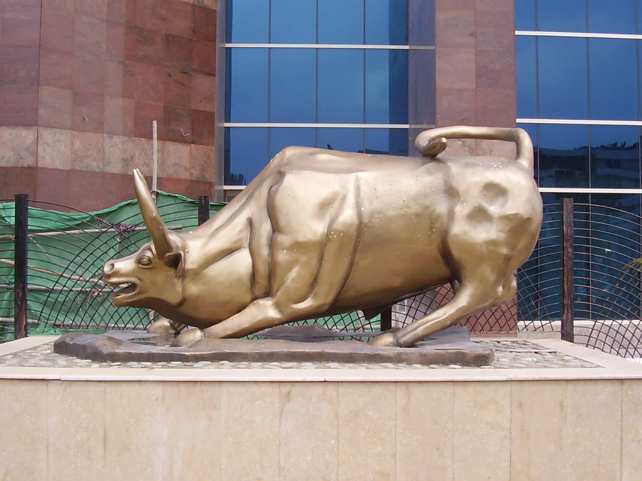 KSE-100 gains 663.59 points to close at 163,038.47 on Pakistan Stock Exchange